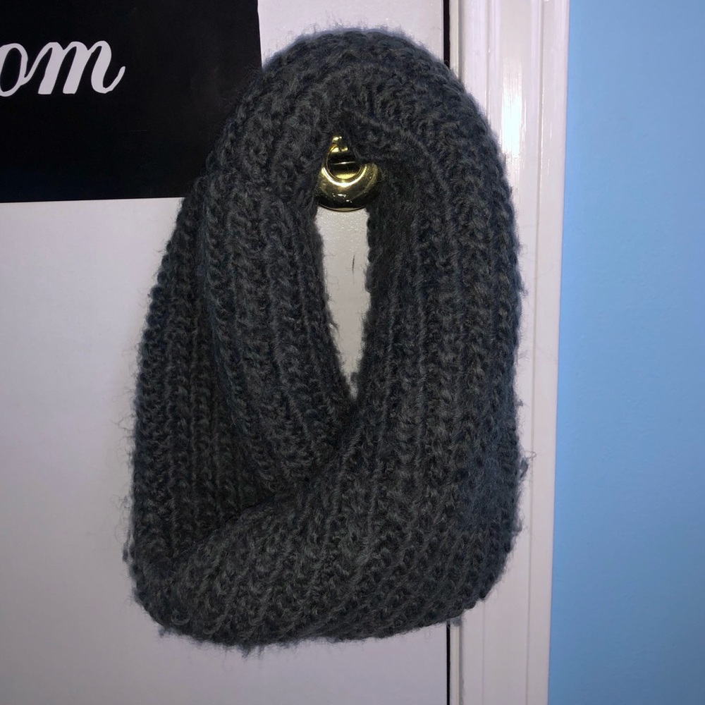 H&M Scarf - Picture 3 of 4